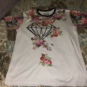 White tee w/ flower and diamond design